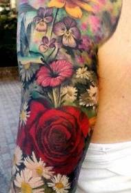 手臂丰富多彩的逼真鲜花蝴蝶纹身图案