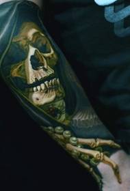 bracciu creepy realistickull mudellu di tatuaggi di scheletru