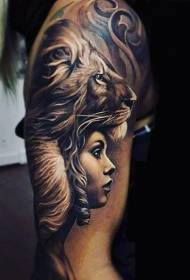 女性の腕のタトゥーパターンを持つ信じられないほどリアルなライオン