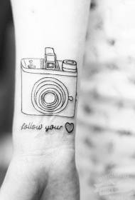 ramię w kształcie serca czarna linia i wzór tatuażu litery aparatu