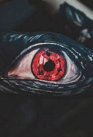 tajanstveni uzorak tetovaže crnih očiju i crvenih očiju
