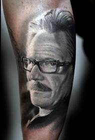 braccio molto realistico modello di tatuaggio ritratto detective di polizia