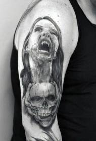 rankos labai baisus kruvinas vampyras su kaukolės tatuiruotės modeliu