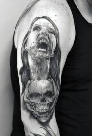 Ingalo eyoyikisayo yegazi kakhulu i-vampire ngephethini ye-skull tattoo