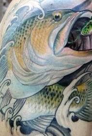Il bellissimo pesce grosso dipinto mangia un piccolo modello di tatuaggio a braccio di pesce