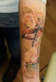 руке реалистично уље на платну, разнобојни цветови и узорак птица тетоважа