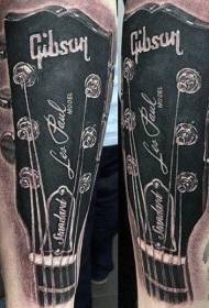 patrón de tatuaje de brazo en guitarra en branco e negro moi realista pintado a man