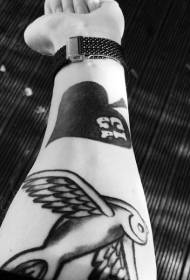 simbol sekop dan menelan pola tato lengan hitam dan putih