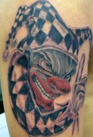 Model i tatuazhit me dashuri për kllounin e kllounit