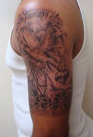 braț soare alb-negru și model de tatuaj porumbei cu litere