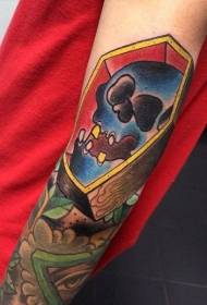 käsivarsi yksinkertainen värillinen puinen arkku kallo tatuointikuviolla