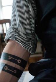 czarno-biały wzór tatuażu na pierścieniu kluczowym z prostym anomalią
