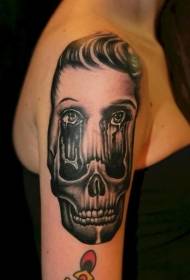 Ginklų baisus juodos ir baltos moters portretas kartu su kaukolės tatuiruotės modeliu