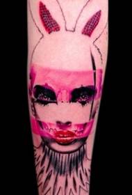 Arm mysterieuze half vrouw half bunny kleur tattoo patroon