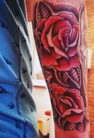 rankos klasikinis rankomis dažytas raudonos rožės tatuiruotės raštas