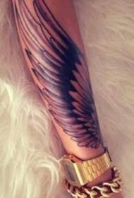 Padrão de tatuagem de asas pequenas preto e branco de mundo de fantasia no braço