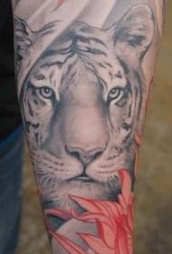 tête de tigre blanc et motif de tatouage de fleurs
