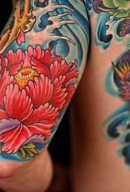 Malaking pulang peony bulaklak at asul na kulot na pattern ng tattoo