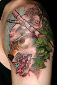 motif de tatouage peint en gros bras et tête de loup
