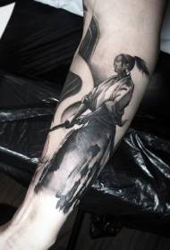 braț model real tatuaj războinic negru realist