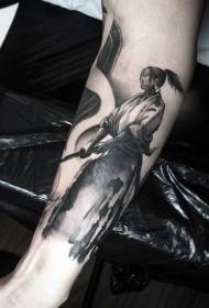 braccio grande modello realistico del tatuaggio guerriero nero