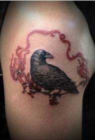 corvo realistico con motivo a tatuaggio fiore nastro rosso