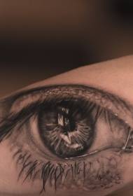Рука сюррэалістычнага малюнка татуіроўкі чорнага шэрага вока