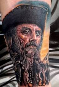 rankos tikroviškos spalvos piratų portreto tatuiruotė