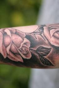 手臂黑白玫瑰紋身圖案