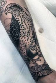 neįtikėtinas juodos ir baltos erelio rankos tatuiruotės modelis