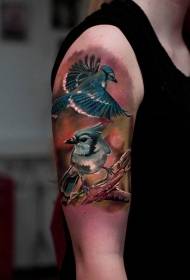 realističan uzorak svijetle tetovaže na ptičjoj ruci