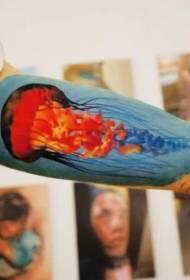 velika roka krasne barvne meduze in modro ozadje tatoo vzorca
