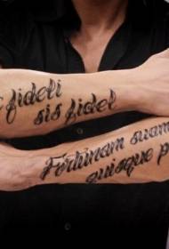 rankos juodas paryškintas lotyniškos abėcėlės tatuiruotės modelis