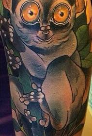 gran tatuaje de lémur colorido en la rama