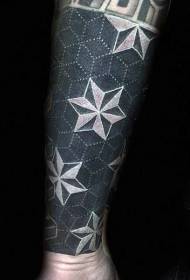 Смешная черно-белая геометрическая татуировка звезды на руке