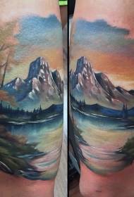 हाथ बहुत सुंदर रंगीन पहाड़ झील परिदृश्य टैटू पैटर्न