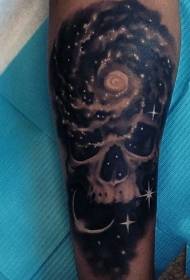 Braccio scuro misterioso cielo stellato con motivo tatuaggio teschio