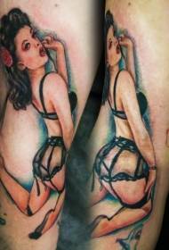 Arm di pittura realistica di u mudellu di tatuaggi di donna seducente