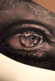 modello realistico del tatuaggio dell'occhio grigio nero sul braccio