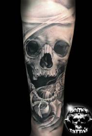 arm indrukwekkende realistiese skedelroos tattoo patroon