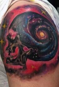 рука цветной череп комбинированный узор татуировки звездного неба