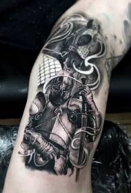 Арм импресиван средњовековни ратник са узорком тетоваже коња