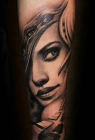 braccio misterioso ritratto femminile con motivo a tatuaggio ad occhio