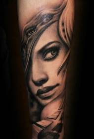 arm mysteriéist weiblech Portrait mat Auge Tattoo Muster