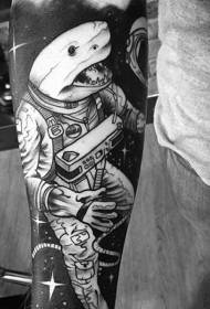 brazo patrón de tatuaje de astronauta en branco e negro e cabeza de tiburón