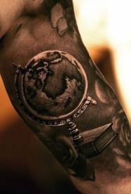 Велики врло реалан црно-бели узорак тетоважа глобуса
