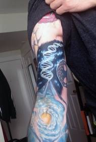 cánh tay vẽ bầu trời đầy sao đẹp và biểu tượng hình xăm DNA