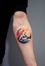 braccio di colore carino piccolo modello di tatuaggio tondo di montagna