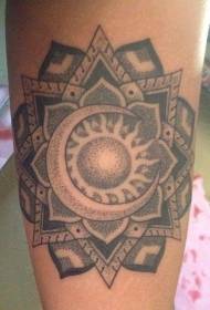 braccio bellissimo fiore mandala con motivo tatuaggio sole luna