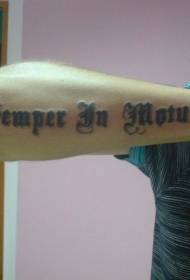 ແຂນສີດໍາກ້າຫານຮູບແບບ tattoo ນາມສະກຸນ Latin